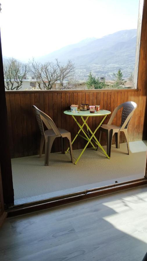 Appartement Agreable A Deux Pas Du Plan D'Eau Амбрюн Екстериор снимка