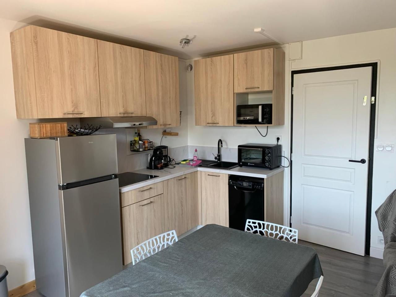 Appartement Agreable A Deux Pas Du Plan D'Eau Амбрюн Екстериор снимка