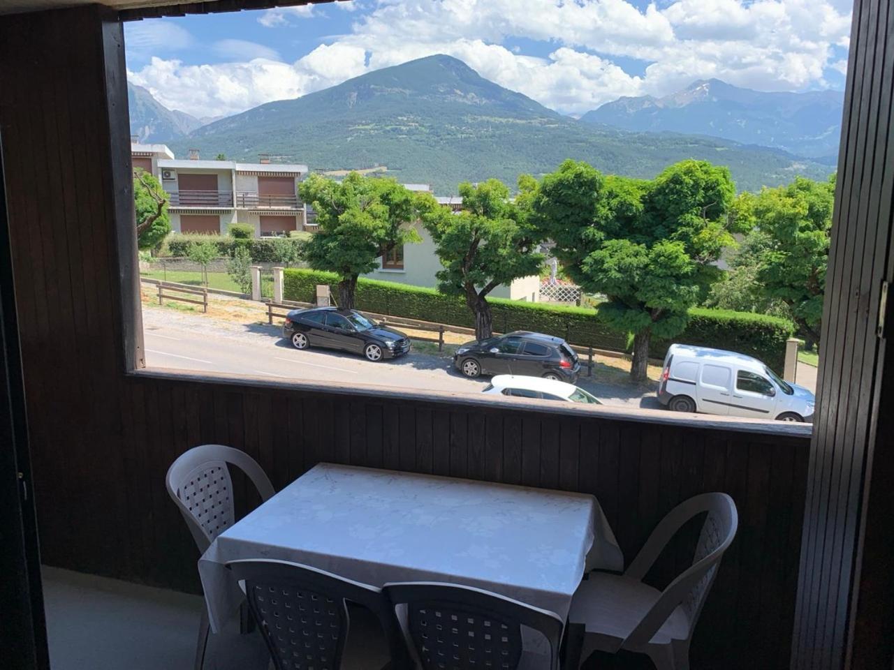 Appartement Agreable A Deux Pas Du Plan D'Eau Амбрюн Екстериор снимка