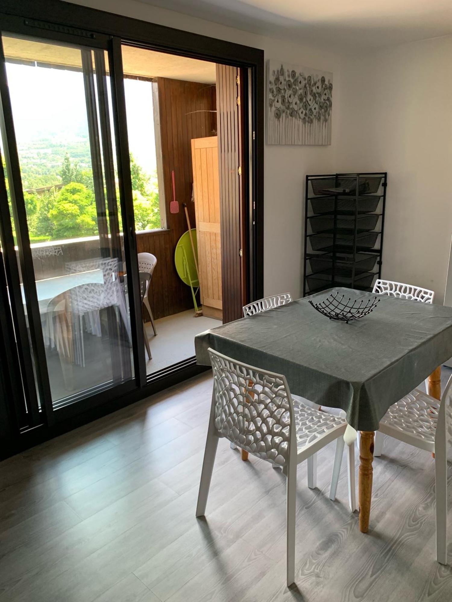 Appartement Agreable A Deux Pas Du Plan D'Eau Амбрюн Екстериор снимка